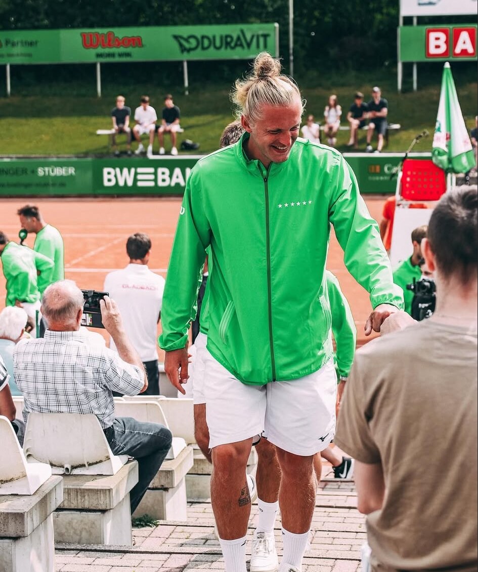 Robin Kern nach einem Match – Faustgruß mit einem Zuschauer